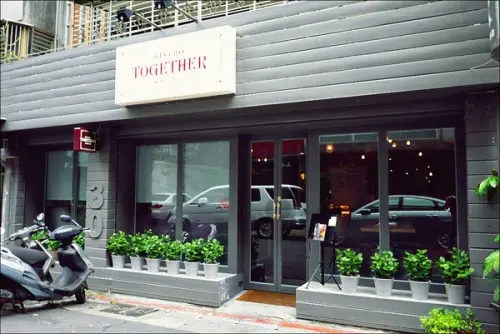 【她他小餐館】由味蕾勾起回憶，以美食完成旅行