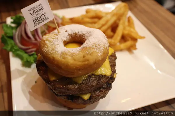 Hater Cafe美式餐廳的甜甜圈漢堡好特別~近捷運公館站
