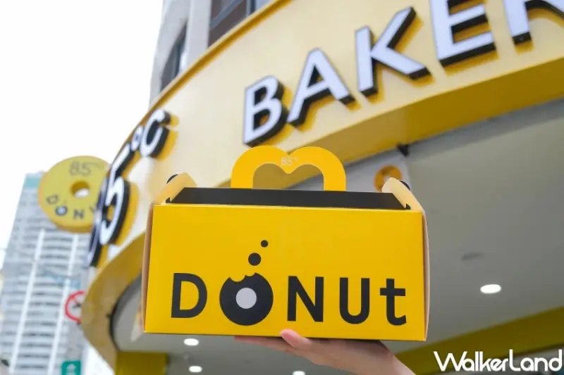 板橋10元甜甜圈！85℃生甜甜圈插旗板橋府中，焦糖海鹽爆餡甜甜圈板橋人搶吃。