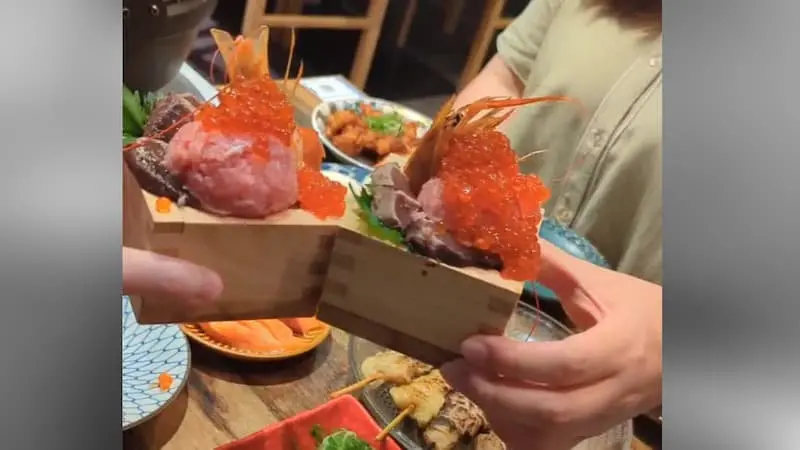 距離新宿西口步行5分鐘,【おすすめ屋PREMIUM 新宿西口店】一登場就成為話題。這裡居然能以3,300円享用海鮮&關東煮等130道料理吃到飽+喝到飽,CP值高到驚人!新鮮海鮮&熱騰騰的關東煮任你吃到飽!還附奢華牡蠣與海鮮囲炉裏蒸!海鮮刺身升級拼盤、鮭魚生魚片、鰹魚炙燒豪華吃到飽!大根、雞蛋等經典品項,還有燒賣、串燒、燙牛舌關東煮等,品項豐富多樣♪最後用關東煮高湯做的海鮮茶泡飯暖心收尾。甜點種類豐富,包括雪見大福、蕨餅等。