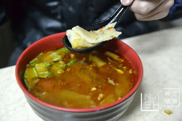 [捷運松江南京美食] Nash 吃 四平街番茄牛肉麵 蔥油餅+番茄牛肉湯的完美組合