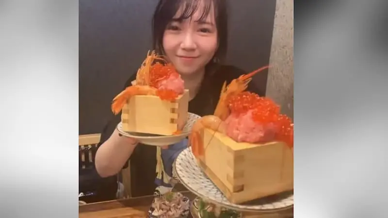 距離新宿西口步行5分鐘,【おすすめ屋PREMIUM 新宿西口店】一登場就成為話題。這裡居然能以3,300円享用海鮮&關東煮等130道料理吃到飽+喝到飽,CP值高到驚人!新鮮海鮮&熱騰騰的關東煮任你吃到飽!還附奢華牡蠣與海鮮囲炉裏蒸!海鮮刺身升級拼盤、鮭魚生魚片、鰹魚炙燒豪華吃到飽!大根、雞蛋等經典品項,還有燒賣、串燒、燙牛舌關東煮等,品項豐富多樣♪最後用關東煮高湯做的海鮮茶泡飯暖心收尾。甜點種類豐富,包括雪見大福、蕨餅等。