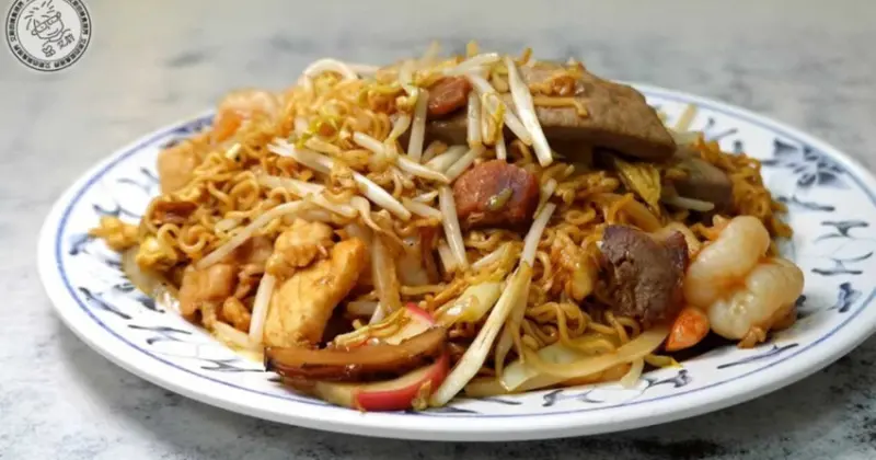 天母人激推燒臘！鳳城燒臘46年老店，必點超有料公仔麵、嫩Q雞腿飯。