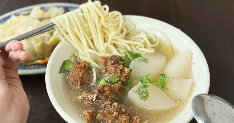 台北排骨酥麵推薦！台北車站美食 福珍排骨酥麵 40年老店必吃，排骨酥肉多汁大塊。