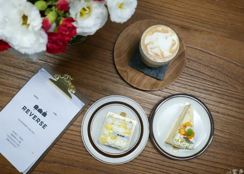 羅東咖啡廳推薦！「REVERSE COFFEE」千層蛋糕超夯，隱藏版甜點等你來嚐。