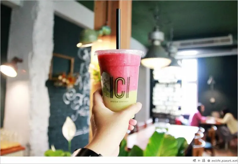 [台南早午餐] kokoni green：心裡台南早午餐第一名！處處充滿了日式雜誌風的氛圍，古物老件就像穿越了時光！餐點充滿了新鮮感，好吃得真想天天來一回！新鮮果汁不加水，繽紛超文青！