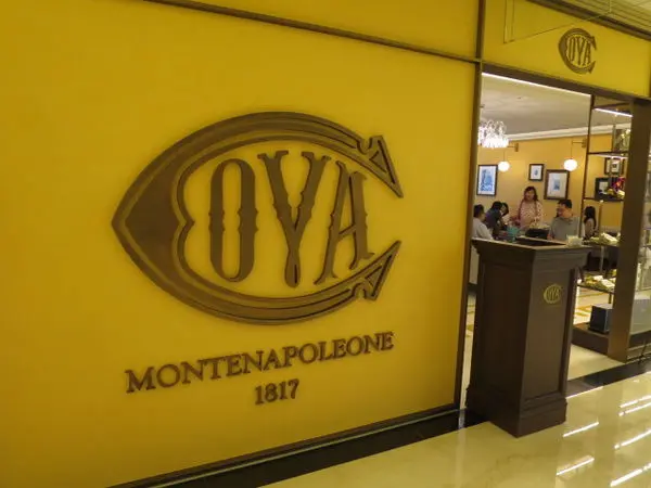 20160526@台北COVA 美女客人顏值與甜點一樣高