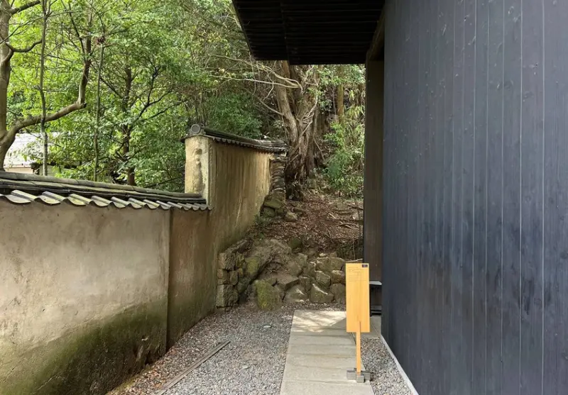 從瀨戶內海直島的一棟百年町家「安藤忠雄博物館」，正式揭開安藤忠雄的建築宇宙。