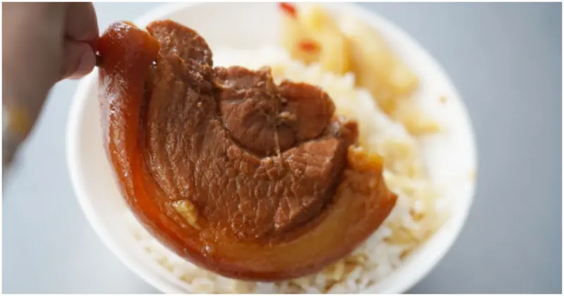 彰化爌肉飯天花板！ 80年老字號 阿泉焢肉飯，想吃爌肉配骨仔湯一定要早起。