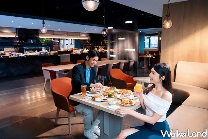 悅市集吃到飽第二人半價！台北新板希爾頓酒店十月週年慶，半價吃到飽、青雅嫣紅鵝宴4,788元起。