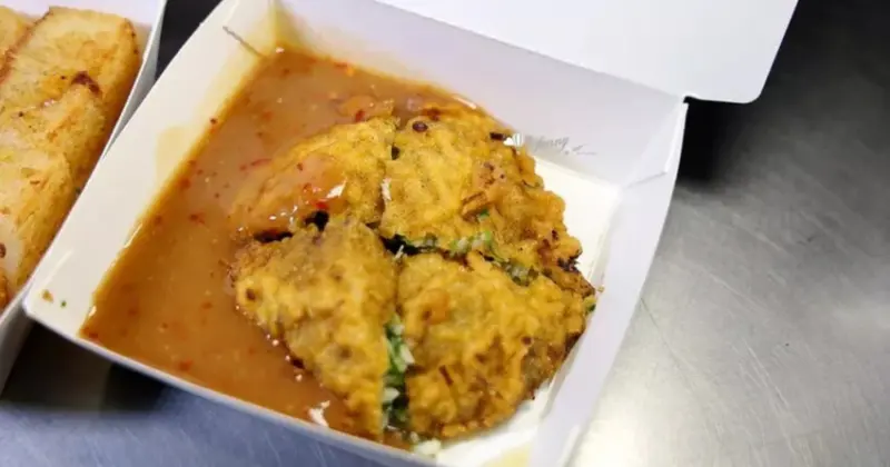 南機場夜市美食！好佳蚵嗲40年炸物老店，現炸蚵仔 芹菜捲排隊必吃。