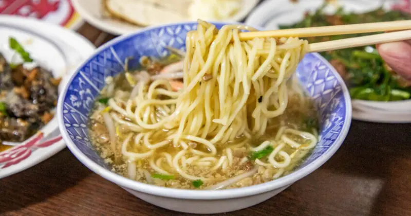 台南美食食米其林推薦！70年老店小小公園擔仔麵，米其林也推薦。