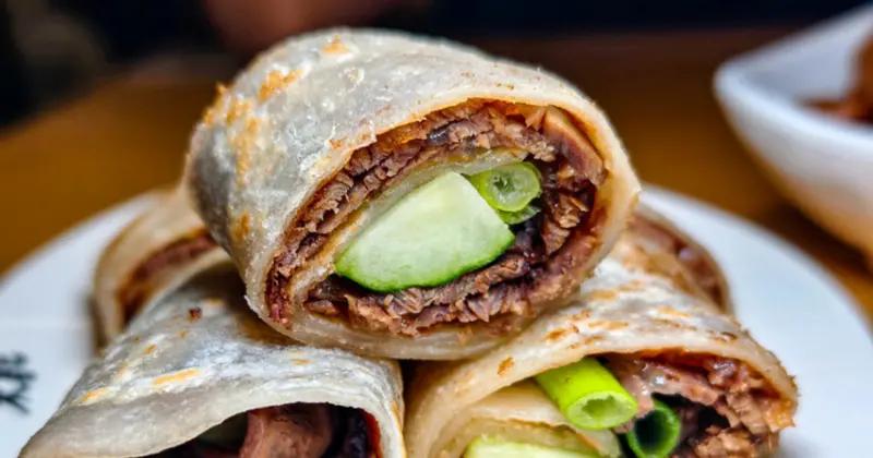 台北永康街美食老店！朱記餡餅粥多汁餡餅、Q彈刀削麵，在地人觀光客都愛。