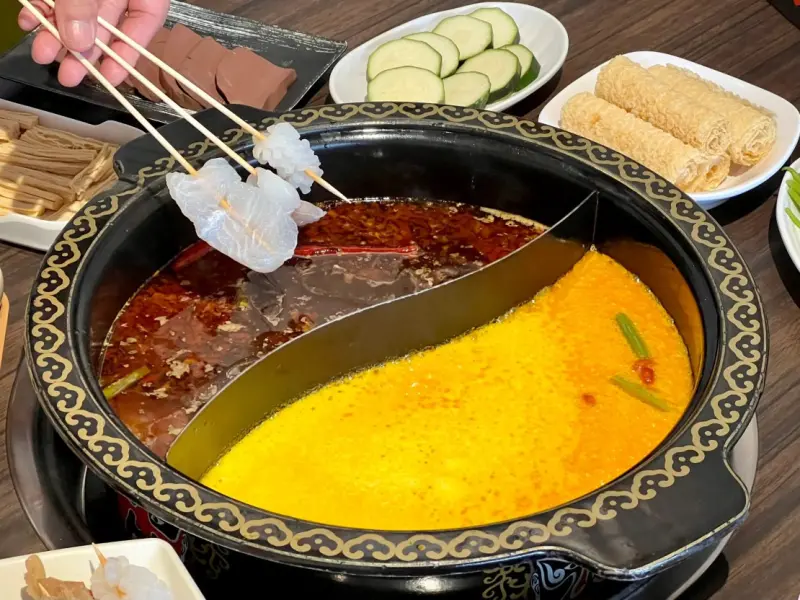 蜀都串串火鍋（逢甲店）｜麻辣小龍蝦太銷魂！紅糖糍粑香甜酥Q！太驚豔雪花牛限時優惠必加購！台中逢甲串串推薦、台中逢甲火鍋推薦、台中麻辣鍋推薦、逢甲宵夜推薦 - 佛系旅遊筆記