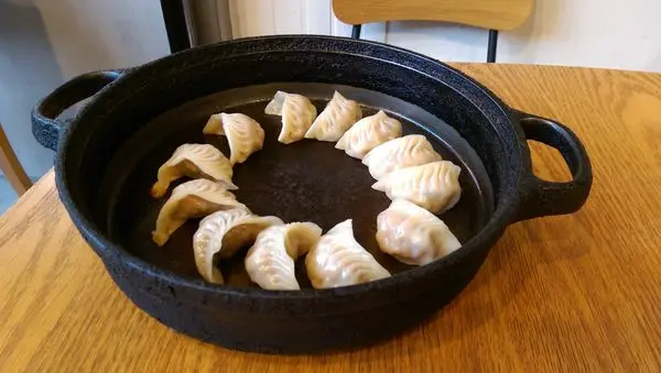 鐵燒餃子：特別的鐵鍋鏟子吃餃子(新竹)