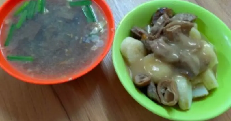 北港古早味必吃！陳家煎盤粿60年老店搭豬血湯，最道地北港早餐首選。