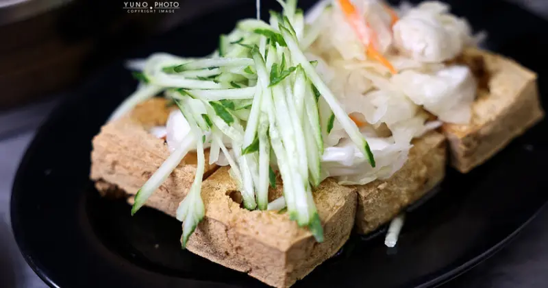 台中宵夜小吃必吃！蒸極軒外酥內嫩臭豆腐 爆汁蒸餃，讓人半夜也排隊。