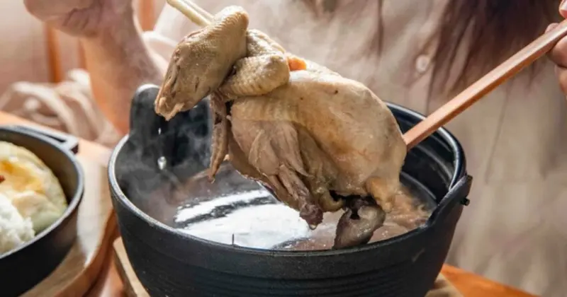桃園藝文特區美食！金小蔥雞湯米粉30隻鹿野土雞熬煮，海鮮雞湯米粉超澎派。