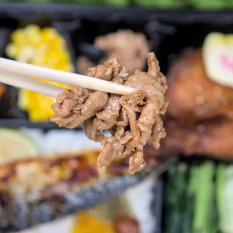 紅蕃茄250元三拼便當中的日本大阪風味燒肉特寫，燒肉片吸滿了獨門醬汁，甜鹹交織，香嫩入味，呈現正統日式燒肉的風味，令人彷彿置身日本。