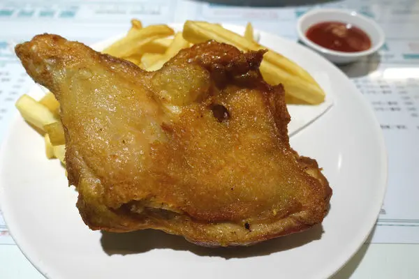萬芳冰室‧原汁原味復古香港茶餐廳，生炸雞腿、鹹魚雞粒炒飯回吃率百分百!!!