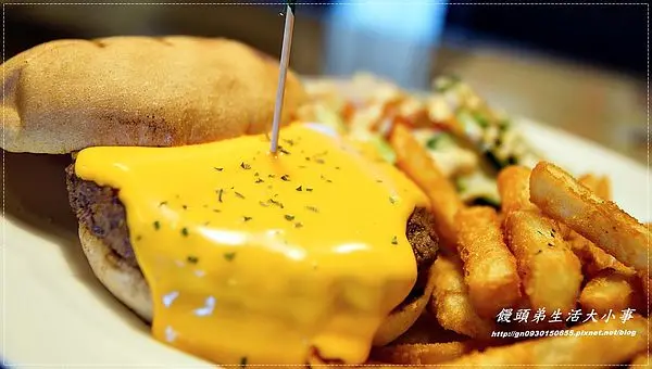 【食記/新北市】黃澄澄爆漿起司漢堡，妳千萬別錯過♪♪MY BURGER買堡♪♪        
      