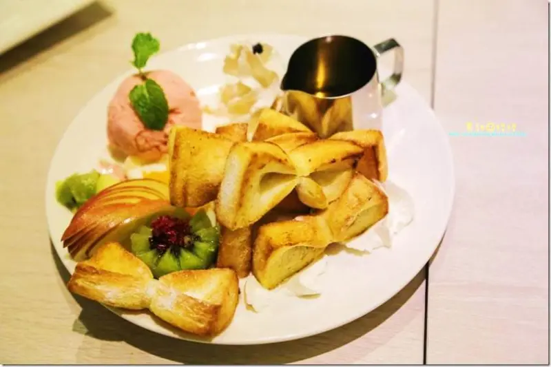 台北│ATT 4 FUN 甜蜜王國│超吸睛的創意小點心。蜜糖領結土司 ~ 樂昂 Loveone 【寵物友善餐廳】