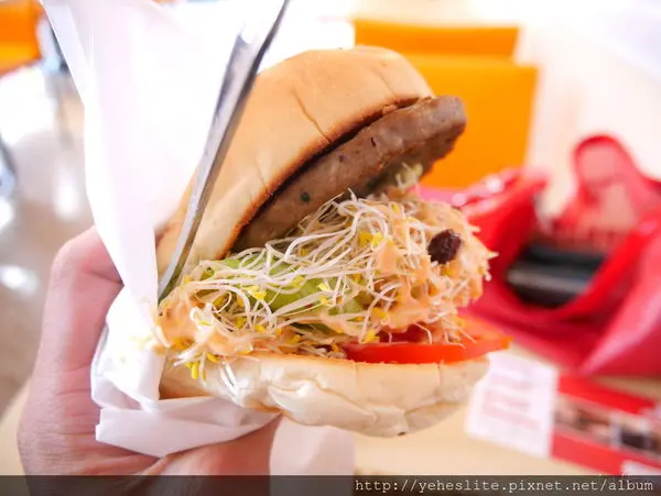 巴克里漢堡- 給你滿滿的大..沙拉! 一家配菜與主食也能分庭抗禮的主打漢堡早餐店