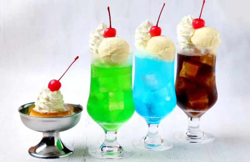 羽田機場新開店！銀座蛋包飯名店進駐羽田機場，飛機造型兒童餐和昭和風汽水可愛又好拍。