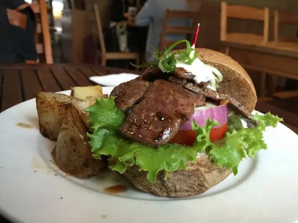 台北信義區 pond burger cafe - 近世貿中心的美式漢堡，牛小排漢堡不錯但份量少
