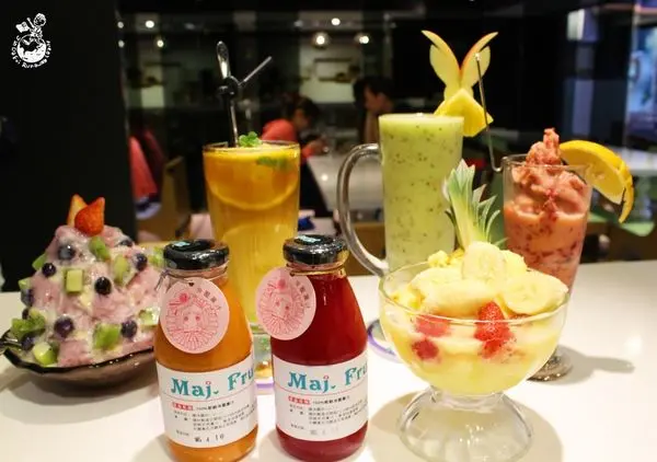 【台中冰品】創新冰飲，童話夢幻少女風Maj.Frutti冰菓藝棧 / 時令水果 100%冷壓菓汁 雪花冰 菓泥 凍飲 菓盃 普普風