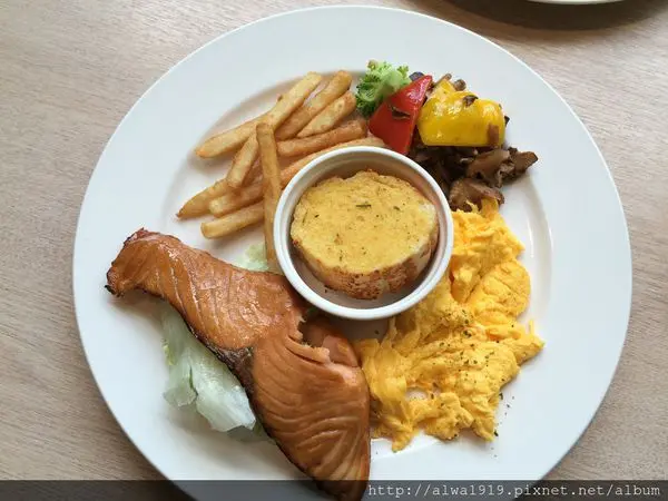 【好食。新竹】新橋b3 breakfast  brunch  bistro 早午餐好好吃！香煎厚切秘製培根實在太銷魂啦！