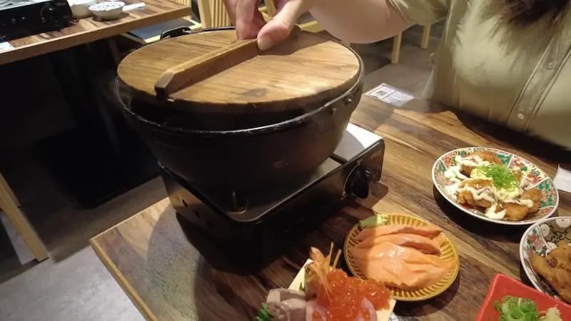 距離新宿西口步行5分鐘,【おすすめ屋PREMIUM 新宿西口店】一登場就成為話題。這裡居然能以3,300円享用海鮮&關東煮等130道料理吃到飽+喝到飽,CP值高到驚人!新鮮海鮮&熱騰騰的關東煮任你吃到飽!還附奢華牡蠣與海鮮囲炉裏蒸!海鮮刺身升級拼盤、鮭魚生魚片、鰹魚炙燒豪華吃到飽!大根、雞蛋等經典品項,還有燒賣、串燒、燙牛舌關東煮等,品項豐富多樣♪最後用關東煮高湯做的海鮮茶泡飯暖心收尾。甜點種類豐富,包括雪見大福、蕨餅等。