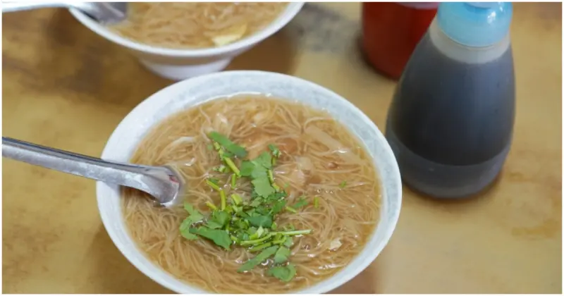 鹿港必吃麵線糊！蚯蚓龍山麵線糊 鹿港第一公有市場旁傳統小吃，高CP值每天排爆。