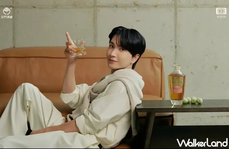 黑松聯手金門酒廠與CHOYA打造「創世者×CHOYA桶陳金門高粱酒」！利特代言限量上市便利商店同步預購。