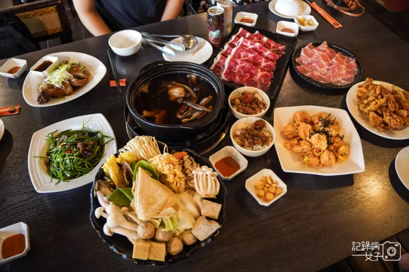 【台中 新社區】菇神x剝皮辣椒鹿茸菇火鍋x鮮菇拼盤x花菇肉燥飯x入選米其林指南必比登推薦