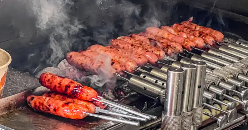 【礁溪美食】「玉田炭烤香腸」炭烤香氣濃郁，一咬就爆漿！宜蘭排隊美食，三根100元超划算。