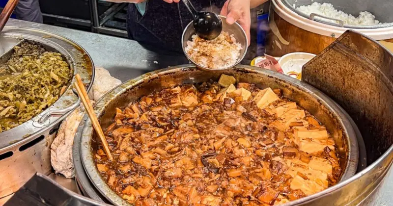 北投銅板美食7間開吃！北投最強滷肉飯 炸蛋蔥油餅，報稅季小資族省錢推薦。