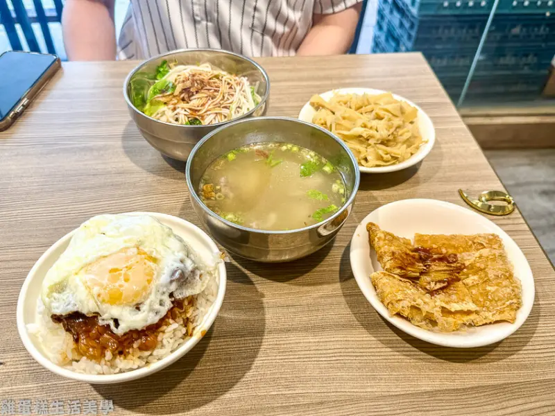 【新竹食記】禾日香古早味魯肉飯 - 白飯上滿滿膠質的魯肉，配上一顆半熟蛋是老饕專業吃法