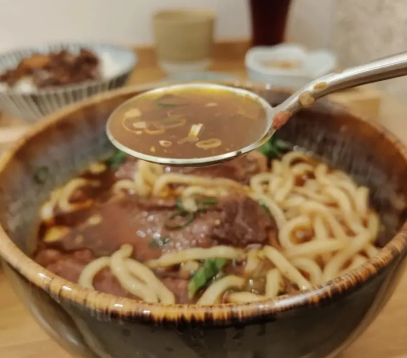 竹東美食吃不停｜友艾食堂的香香麻辣牛肉麵，大塊牛腱肉軟嫩到心