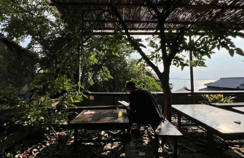 跟著海風與貓散步吧！山城漁村的石牆屋舍藏著一間間懷抱夢想的手作小屋「瀨戶內海新星島嶼－男木島」。