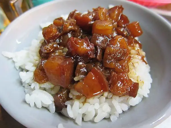 保安路上80年老店~阿龍香腸熟肉 黑白切..肉燥飯只要15塊              