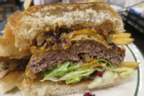 20161027@南港樂子 大口大咬漢堡的滿足感！