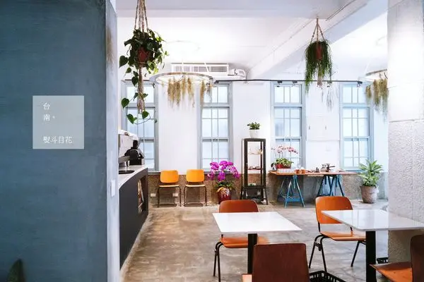 【台南中西區│早午餐】熨斗目花珈琲珈哩WUDAO cafe│新美街台南老屋新樣貌，質感設計微日式早午餐│從店門到每個角落都好好拍，美味程度為個人感受)