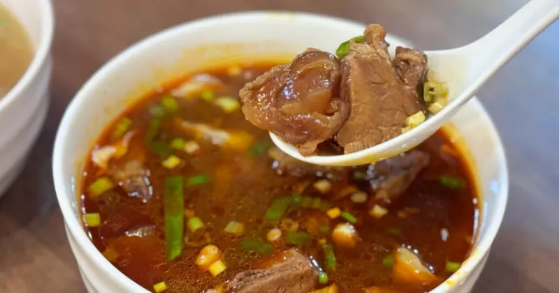 宜蘭羅東牛肉麵！吾春牛肉麵經典紅燒、清燉牛肉麵，在地人推薦必吃清單。