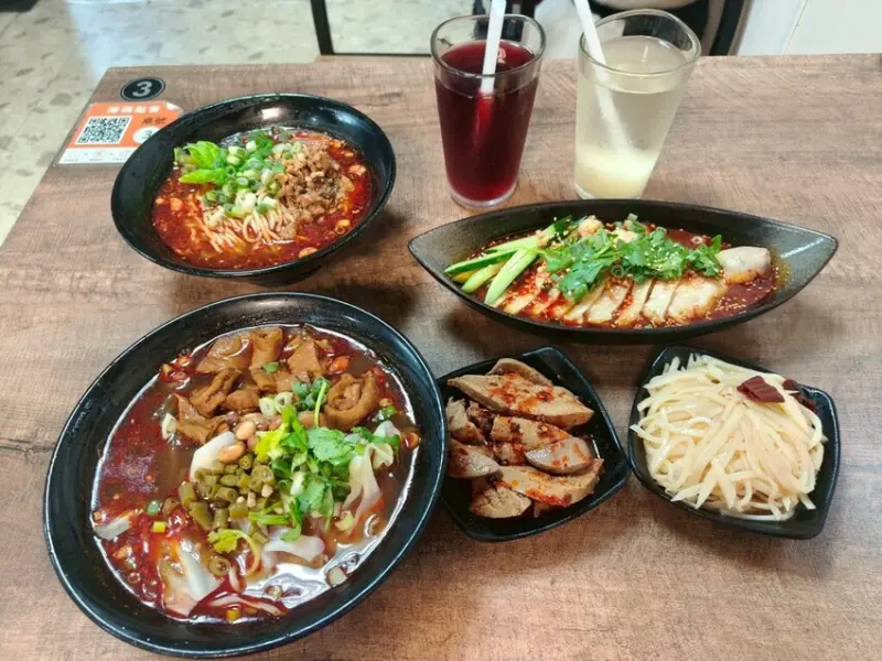 “古亭站美食”蜀來飽重慶小麵-->吃過就回不去的經典酸辣粉/口水雞/各類四川經典推薦!!