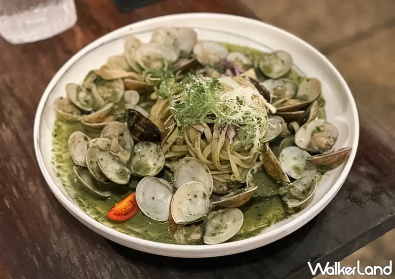 基隆正濱漁港美食推薦！河豚很多 在防空洞裡面吃飯，義大利麵、窯烤披薩都有。