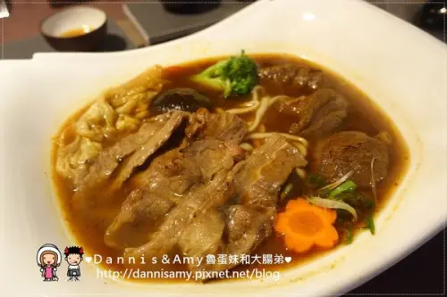 ♥分享台中美食餐廳♥▋炙牛食創堂 Flaming Bull賣的是中西混合的創意牛肉麵▋ 台灣大道附近（原公益路）