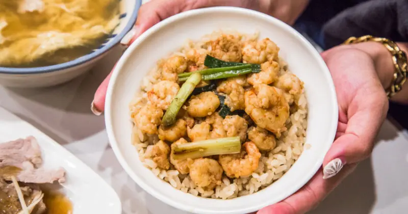 台南古早味推薦，矮仔成蝦仁飯傳承四代，百年老店必吃。