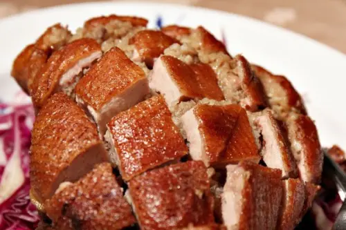 文人以詩會友，雅士以食會友，共舉杯觥天香樓