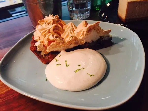 民生社區 ✿ 民生工寓 coffee essential ✿ 樹蔭下的復古工業風咖啡廳! WIFI插座free~